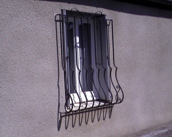 Grille de fenêtre sécurité en fer forgé barreaux galbés