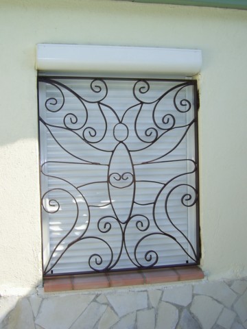 Grille de défense de fenêtre sur mesure motif papillon marignane