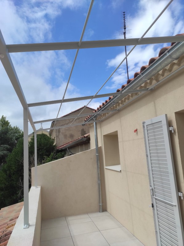 Pergola sur mesure pour petit balcon en hauteur à Salon-de-Provence pour espace détent