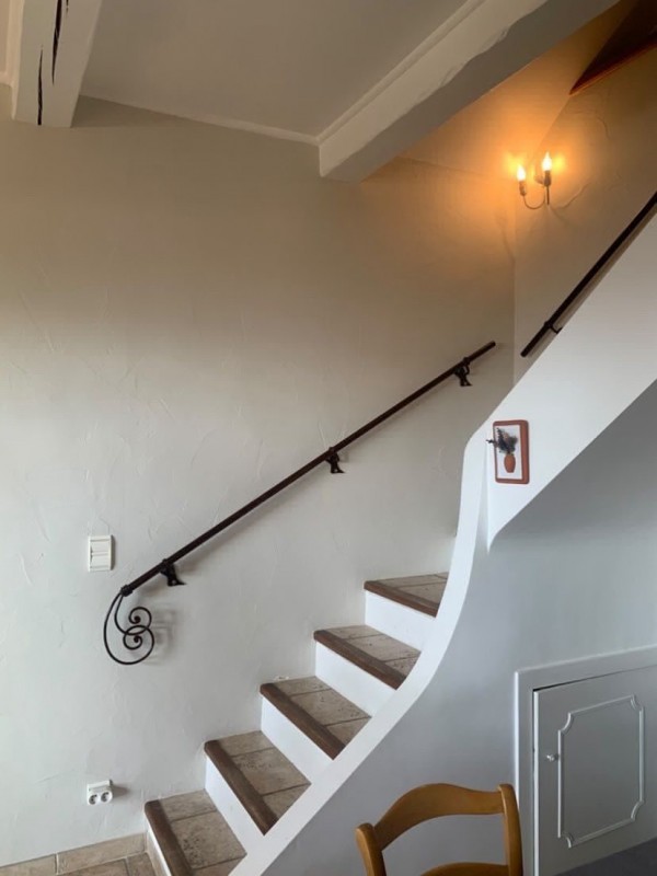 Main courante en fer forgé style traditionnel pour escalier intérieur