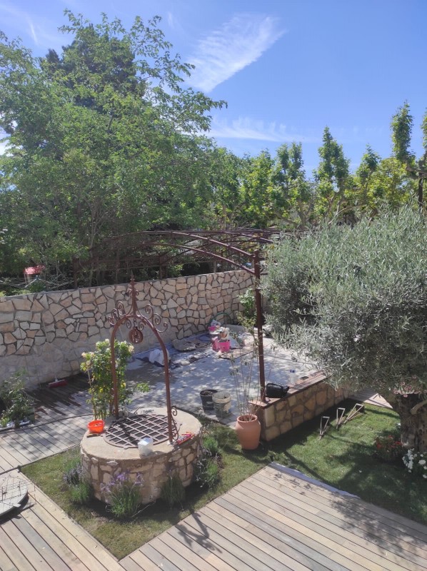 Pergola en Fer Forgé et Habillage de Puits sur Mesure