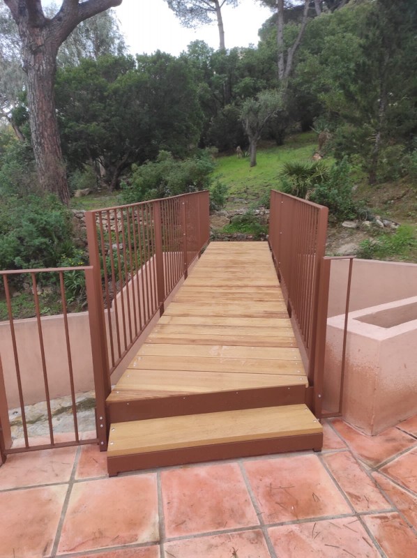 Passerelle sur mesure pour jardin en restanque à Sainte-Maxime sécurisée et pratique