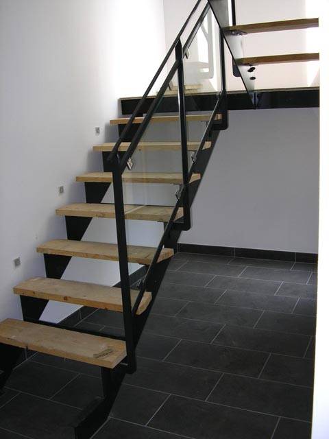 Escalier sur mesure en acier avec marches en bois à Marseille