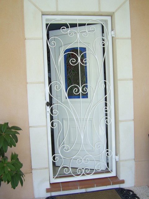 porte d'entrée en fer forgé les pennes mirabeau