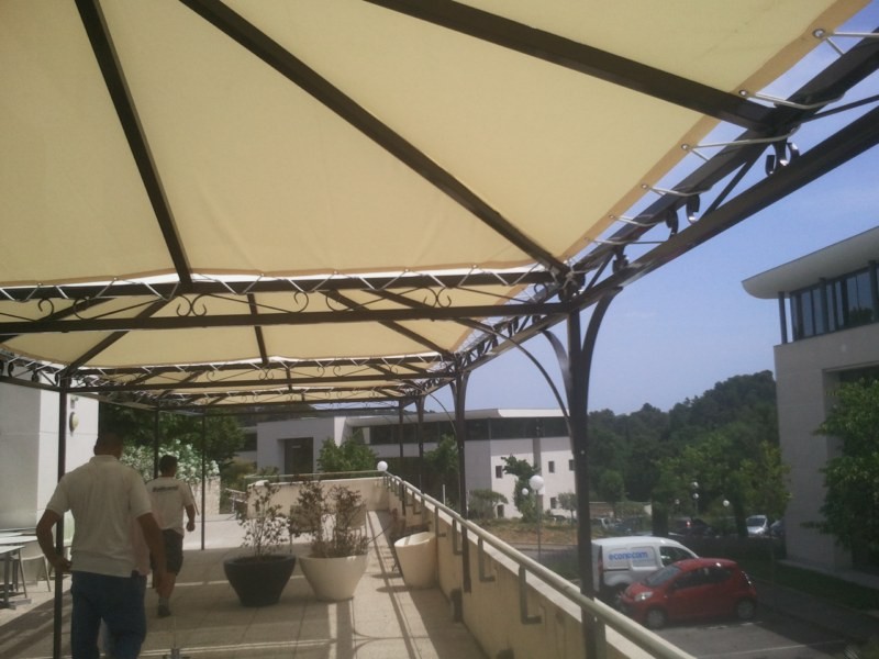 Abri de terrasse pour restaurant à Sophia Antipolis – structure acier sur mesure