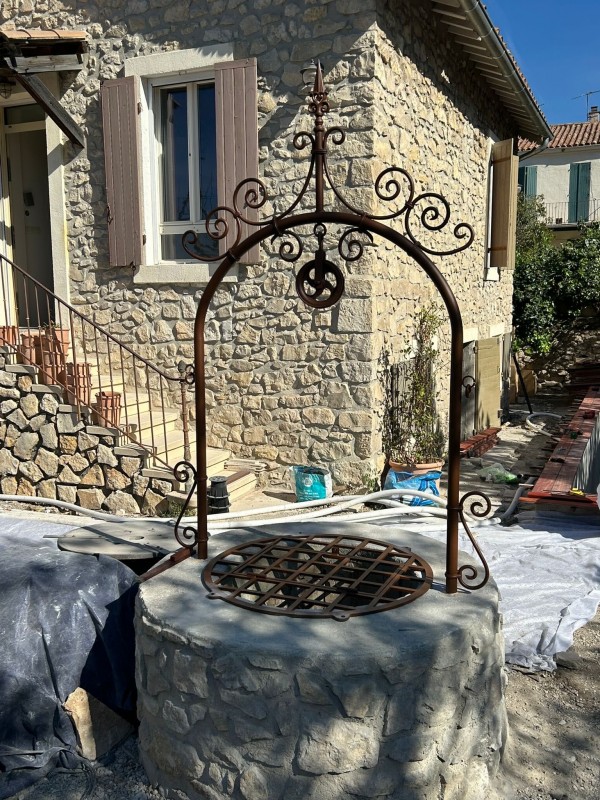 Dessus de puits en fer forgé avec volutes et grille de sécurité sur mesure